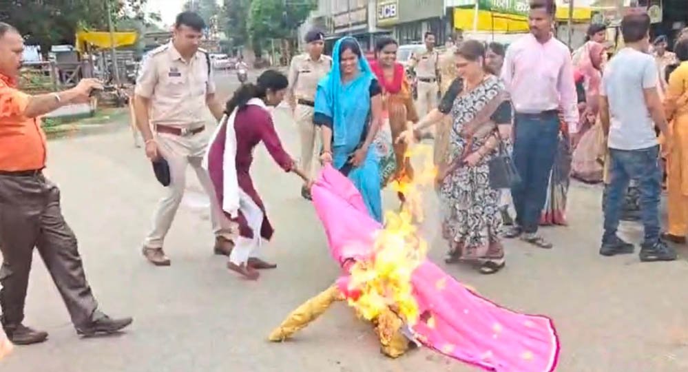 महिलाओं के सम्मान पर सियासत गरम: केंद्रीय मंत्री प्रह्लाद जोशी और सांसद कंगना रनौत के खिलाफ महि