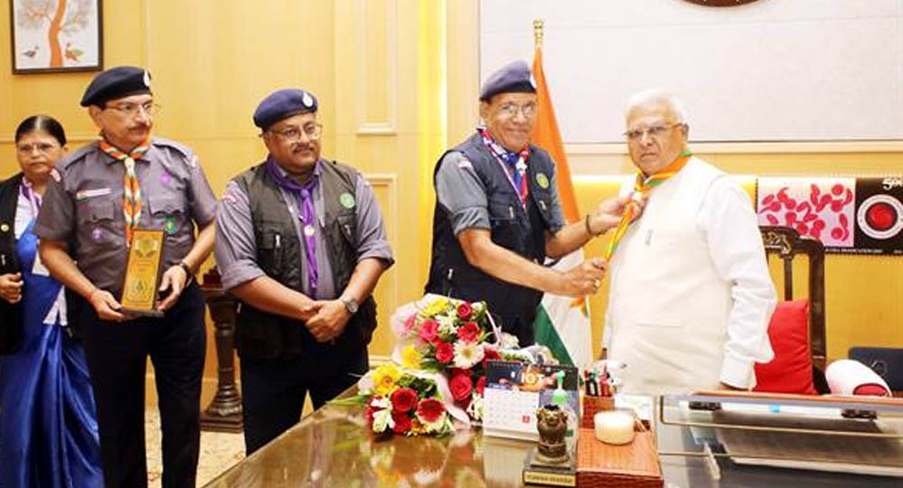 राज्यपाल पटेल ने स्काउट्स एवं गाइड स्कार्फ धारण किया