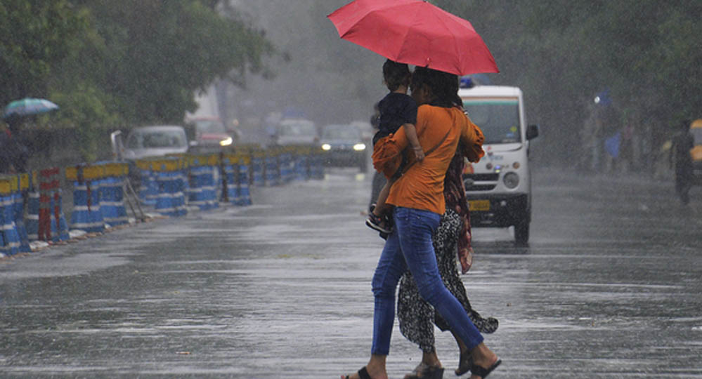 Weather Update: यूपी से बिहार तक बारिश का दौर जारी, गुजरात में रेड अलर्ट; अगस्त के मौसम का IMD 
