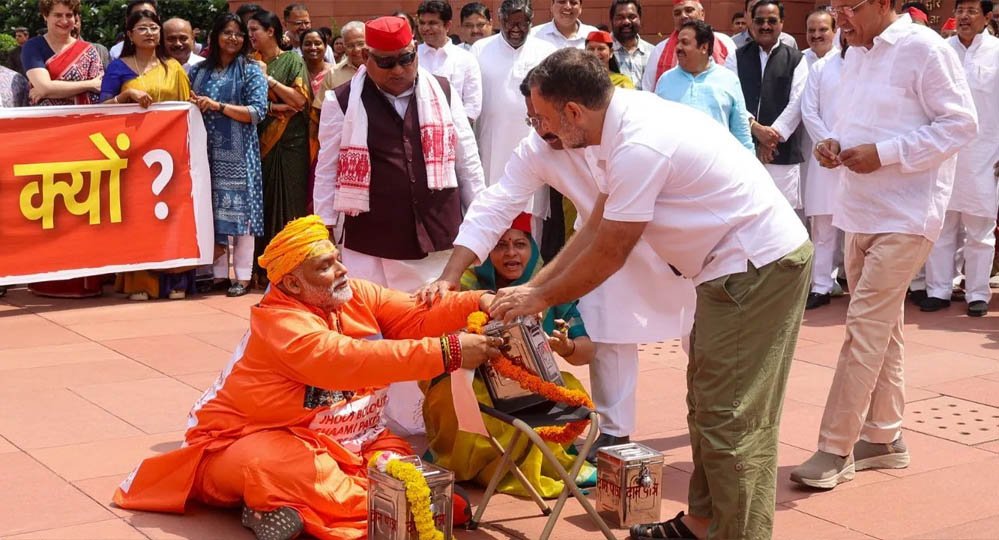 संसद भवन परिसर में भगवा के अपमान से संत समाज क्रोधित, निशाने पर पप्पू, राहुल और अखिलेश