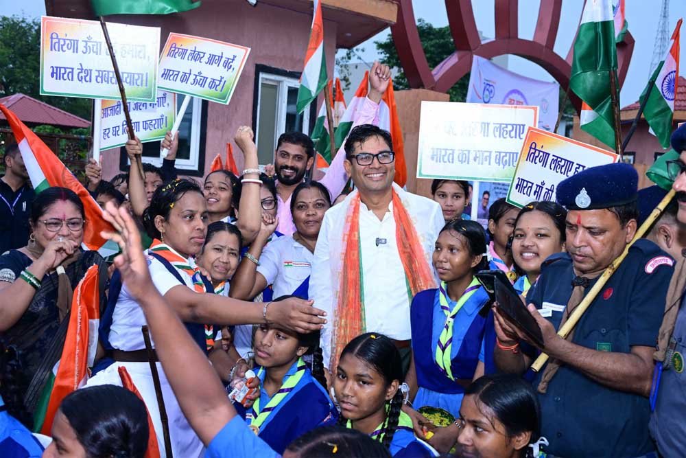 रिमझिम बारिश में निकली भव्य तिरंगा यात्रा, देशभक्ति से सराबोर हुआ रायगढ़
