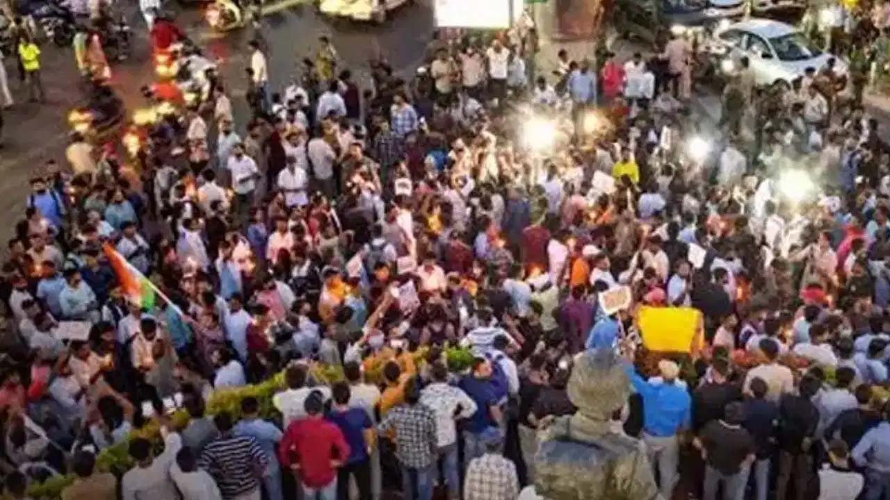 रांची में छात्रों का विधानसभा घेराव, तीन बैरिकेडिंग लांघे; देवेंद्रनाथ महतो भी पहुंचे