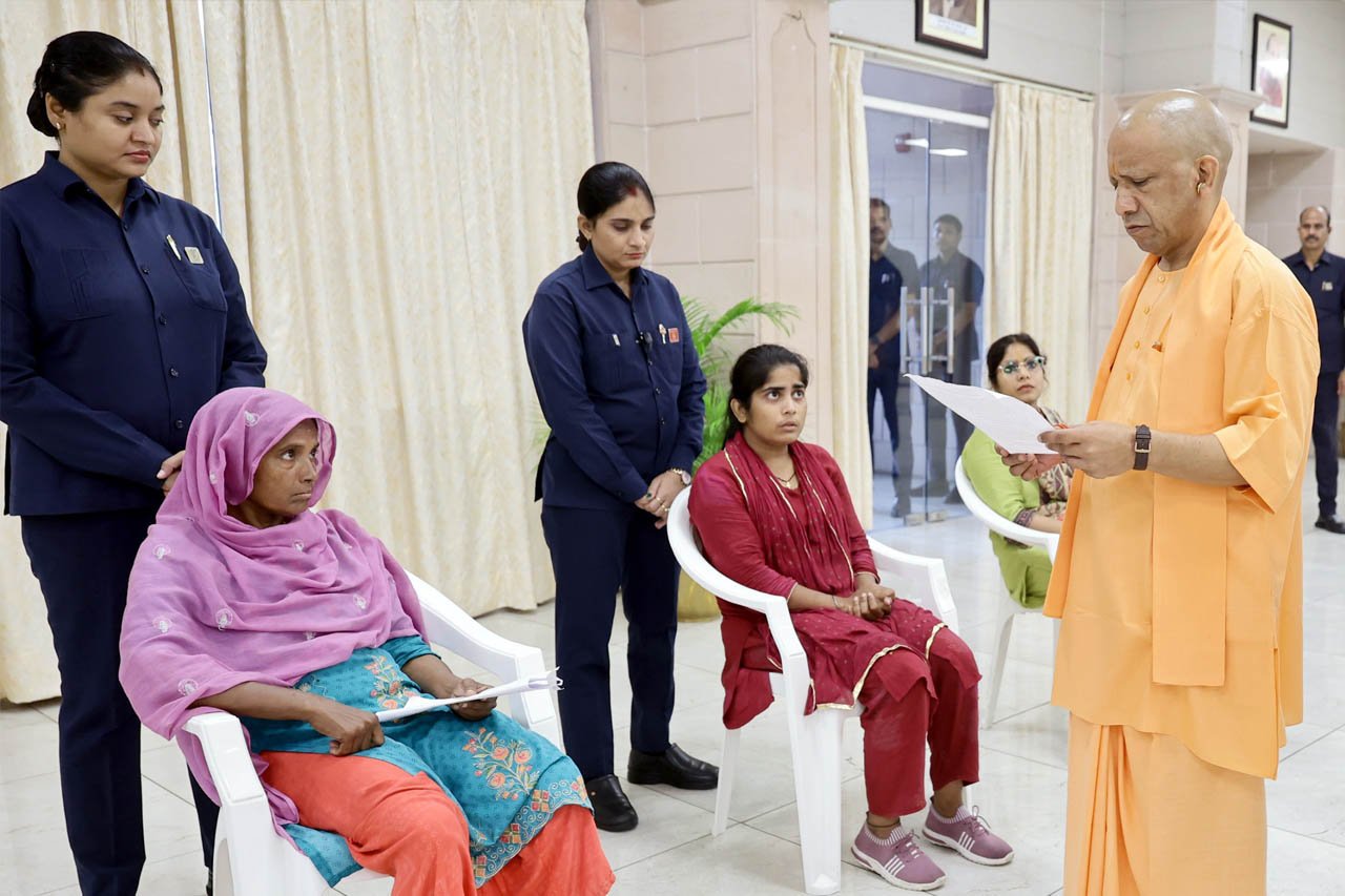 सीएम योगी आदित्यनाथ ने ‘जनता दर्शन’ में सोमवार सुबह प्रदेश के कई जनपदों से आए लोगों की सुनीं सम