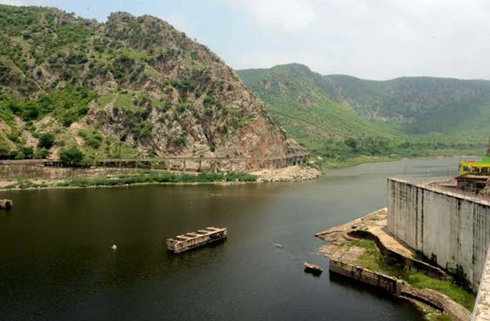 हरियाली लौटी, लेकिन रामगढ़ बांध सूखा, 13 अगस्त की सुनवाई से पहले अतिक्रमण पर कार्रवाई तेज
