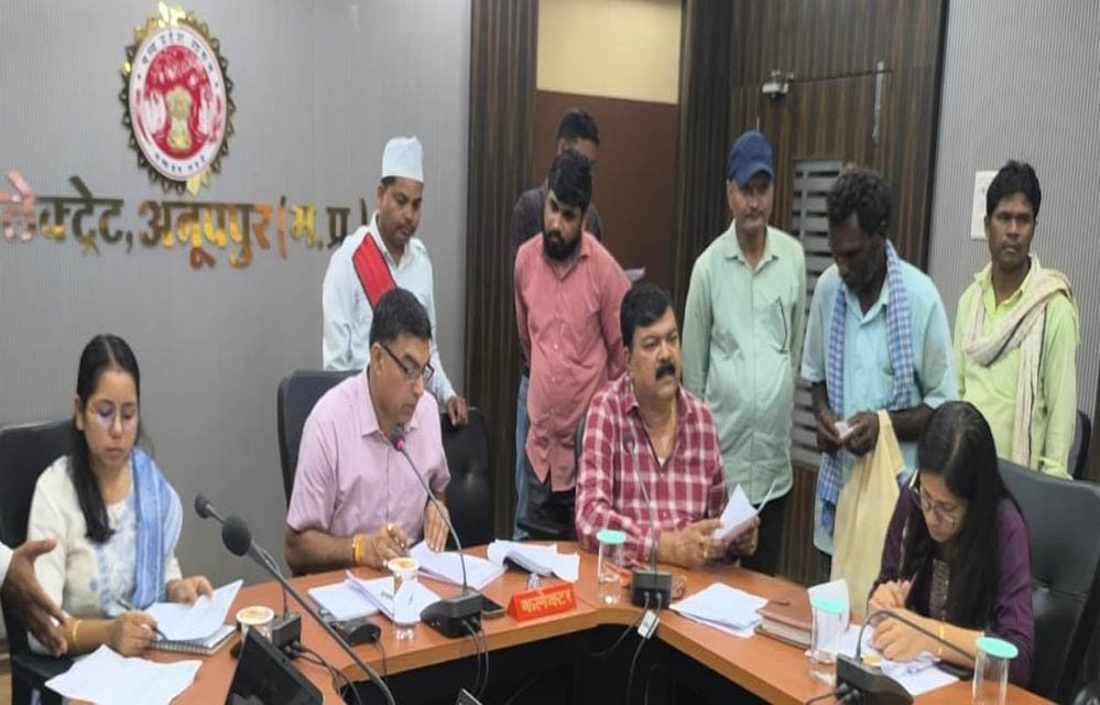 जनसुनवाई में कलेक्टर ने 48 आवेदकों की सुनी समस्याएं