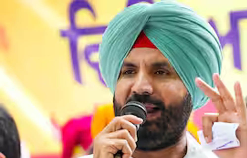 Punjab Politics: राजा वडिंग की सभा में बवाल, मंच पर चन्नी समर्थक को बुलाकर लगवाया फोन