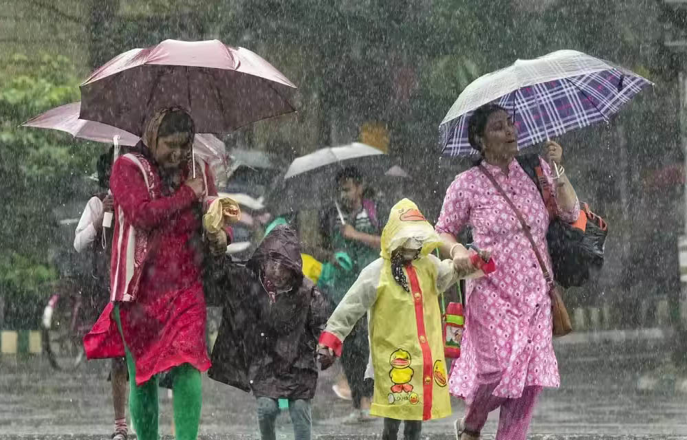 Weather Alert: 10 राज्यों में तेज बारिश और तूफान की चेतावनी, उत्तर प्रदेश में भी बिगड़ेंगे मौसम