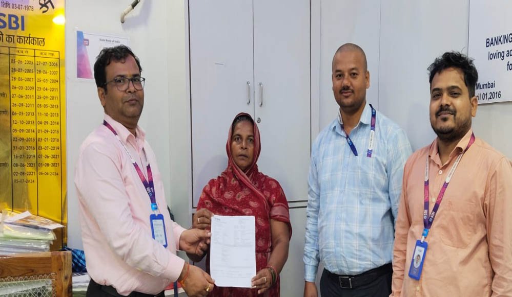 SBI जनकपुर ने SGSP योजना के तहत मृत कर्मचारी के नॉमिनी को दिलाए ₹10 लाख, बैंक ने दी योजना की जा