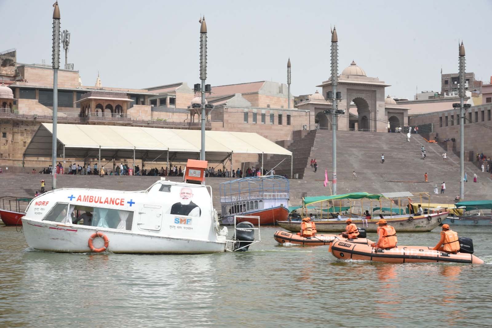 गंगा के रौद्र रूप से काशी बेहाल, घाट डूबे, श्रद्धालुओं की बढ़ी मुश्किलें