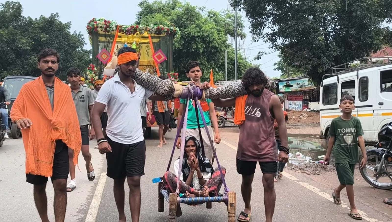 95 साल की सोनादेवी की इच्छा पूरी करने पोते बने सहारा, पालकी में पहुंचाया शिवधाम।
