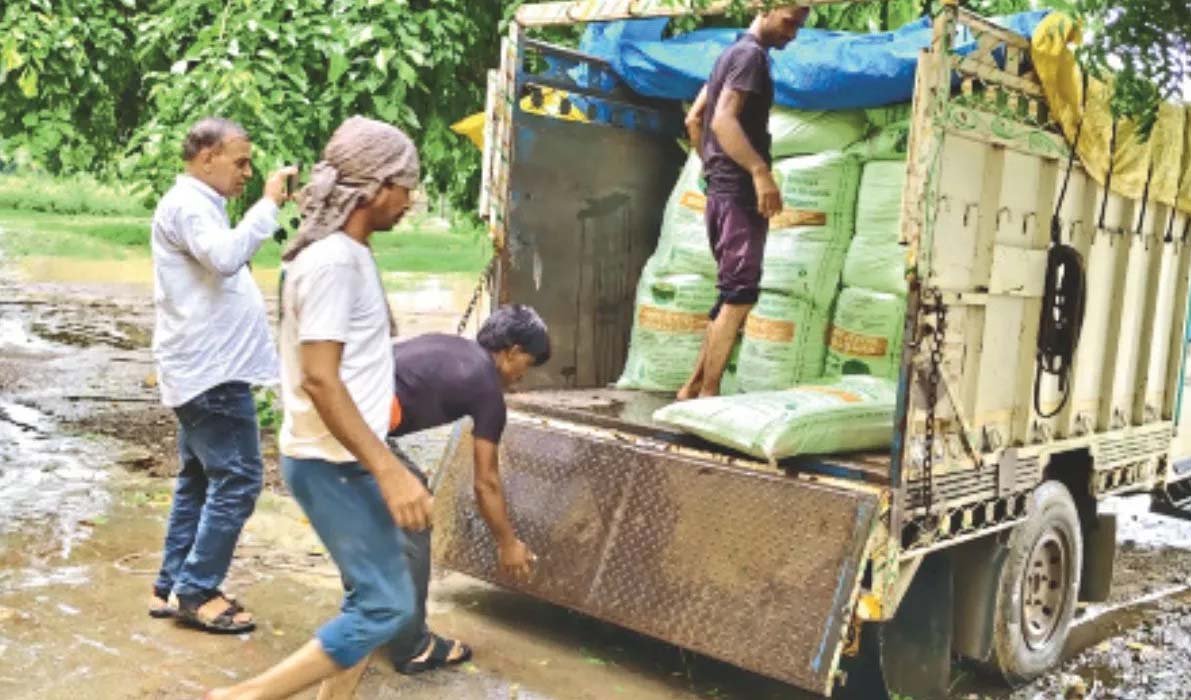 नाकाबंदी के बावजूद खाद की कालाबाजारी! तिरपाल से ढकी पिकअप में मिले 100 कट्टे DAP