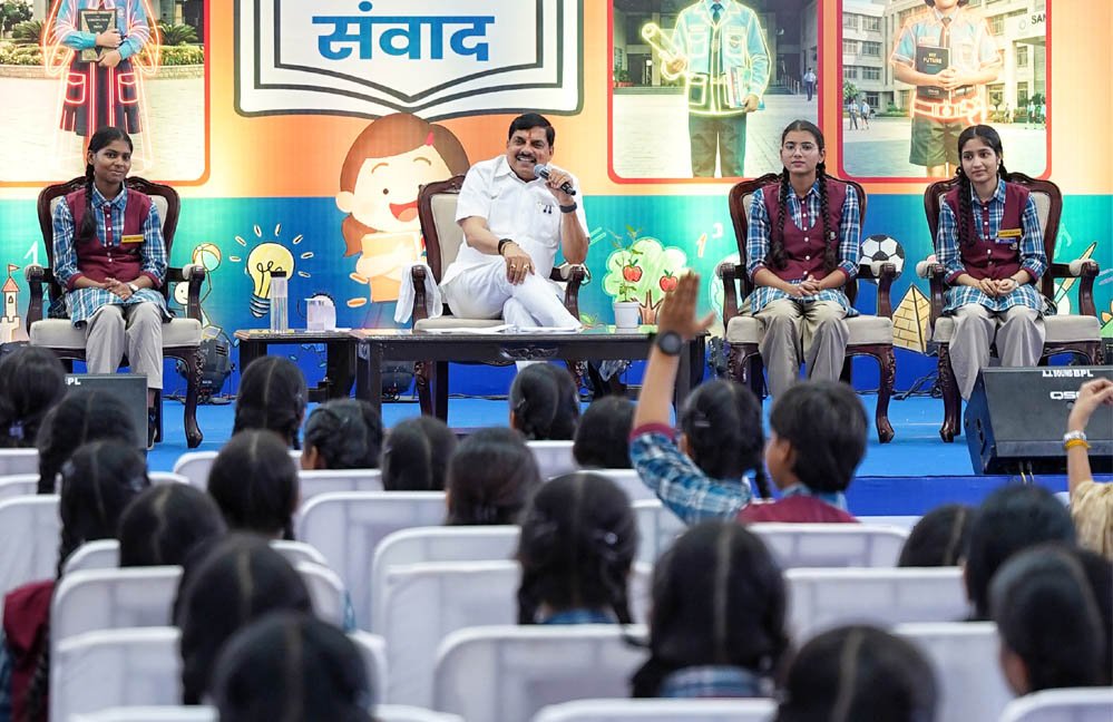 बेटियों की खास कैबिनेट से मिले CM डॉ. मोहन यादव, बोले- AI का करें सही और जिम्मेदार इस्तेमाल