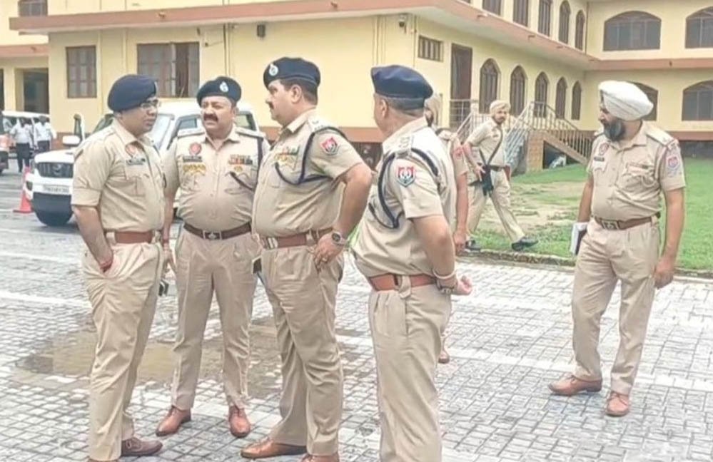 Punjab News: गुरदासपुर के 2 प्राइवेट स्कूलों को बम धमकी, ई-मेल के बाद सुरक्षा बढ़ी; जांच शुरू