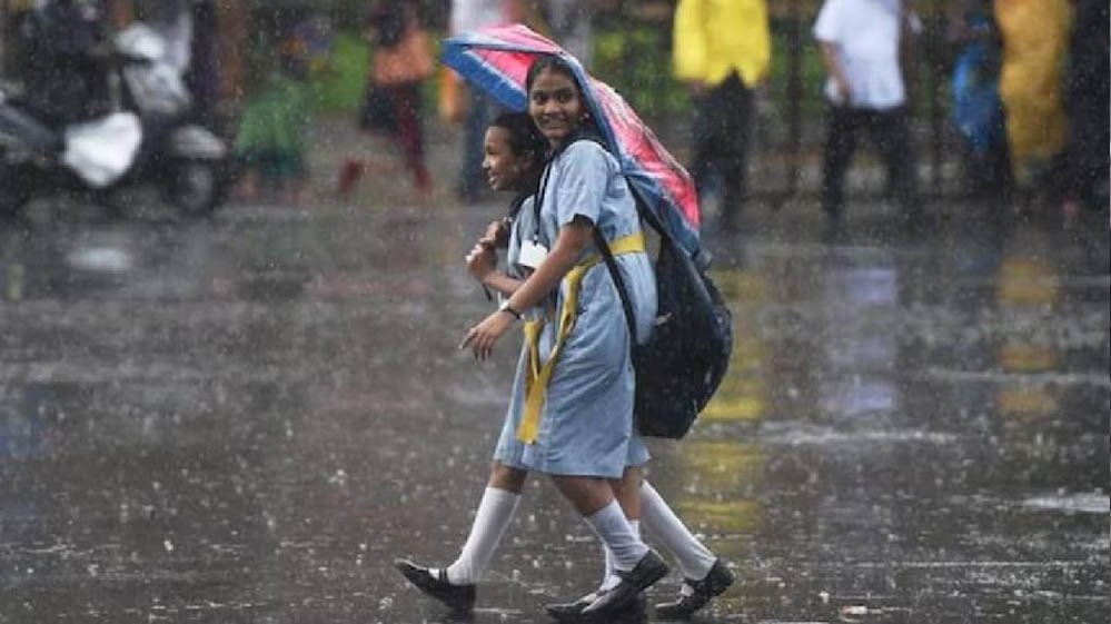 UP Rain Alert: कौशांबी-प्रयागराज में मूसलाधार बारिश के बीच स्कूल बंद, प्रशासन का बड़ा फैसला