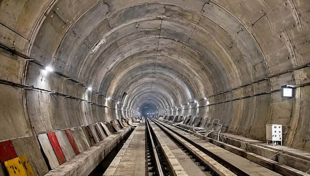 Indore-Dahod Rail Project: सुरंग की लाइनिंग पूरी, अब तेजी से बिछ रहा बैलास्टलेस ट्रैक