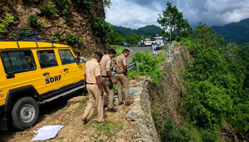 उत्तराखंड में दर्दनाक सड़क हादसा, देवप्रयाग-पौड़ी मार्ग पर बोलेरो खाई में गिरी; परिवार के 5 सदस