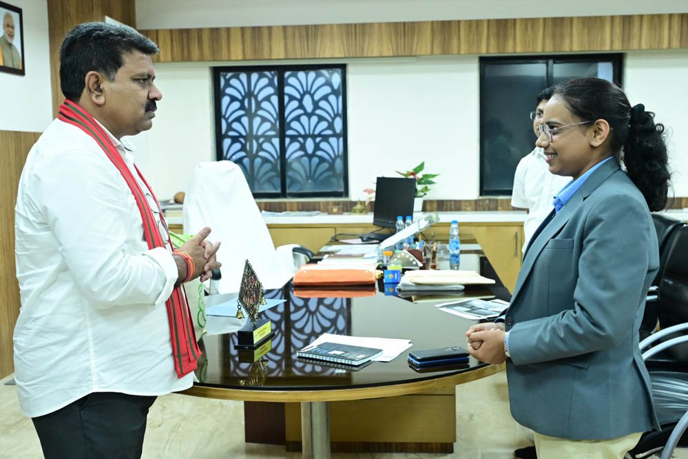 राष्ट्रपति भवन से आमंत्रण मिलने पर रेणुका गोस्वामी को उपमुख्यमंत्री विजय शर्मा ने दी बधाई