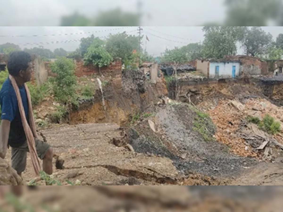 तेज धमाके के बाद धंसी जमीन, घरों समेत लाखों का सामान मलबे में दबा