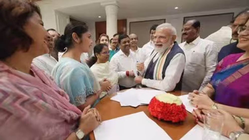 PM Modi & Saayoni Ghosh Photo: सायोनी घोष ने पीएम मोदी संग तस्वीर शेयर कर लिखा- 'शेर की दहाड़..