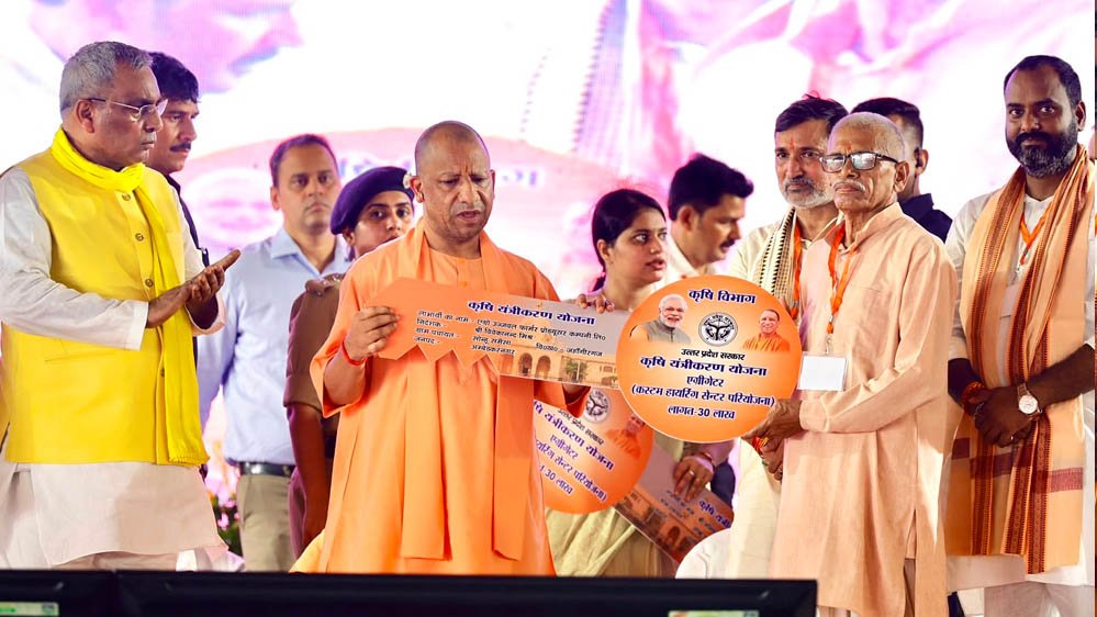 मुख्यमंत्री योगी ने विभिन्न योजनाओं के लाभार्थियों को दिए चेक, प्रमाण पत्र और घरों की सांकेतिक 