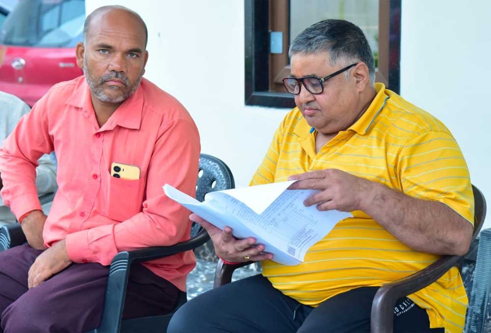 लखनपुर स्थित निज निवास में आयोजित जनदर्शन में बड़ी संख्या में पहुंचे नागरिक