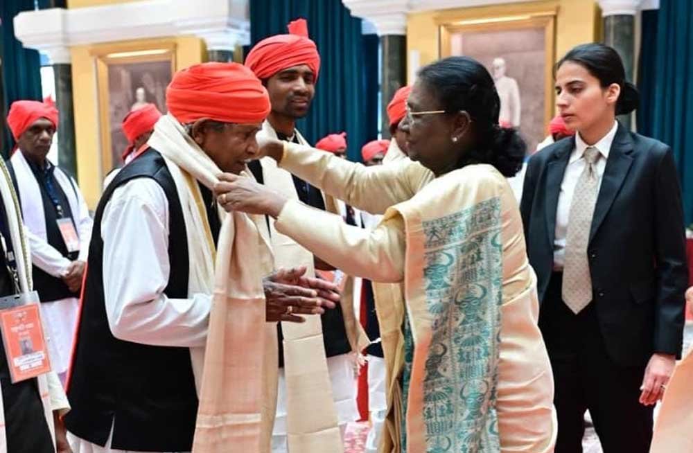 नारायणपुर के मांझी-चालकी और 'बस्तर पंडुम' विजेताओं ने राष्ट्रपति से की सौजन्य भेंट