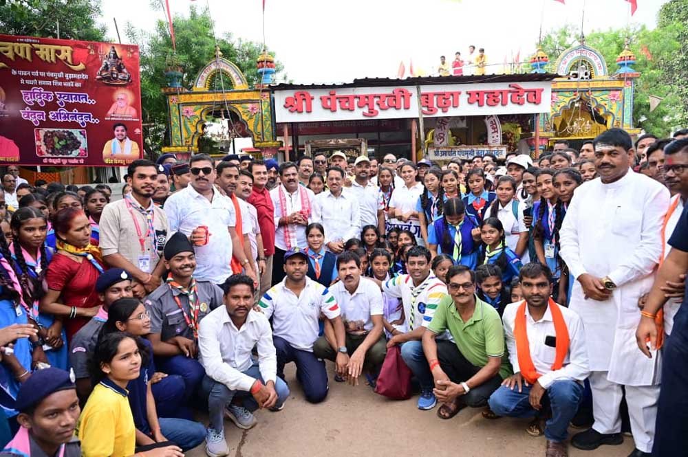 उप मुख्यमंत्री श्री विजय शर्मा हजारों श्रद्धालुओं के साथ पदयात्रा में हुए शामिल