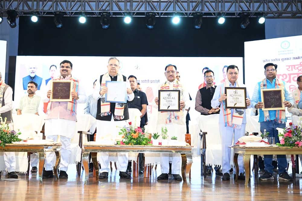 राष्ट्रीय हथकरघा दिवस पर बदलते बस्तर की प्रेरक तस्वीर : आत्मसमर्पित महिलाओं ने किया रैंप वॉक