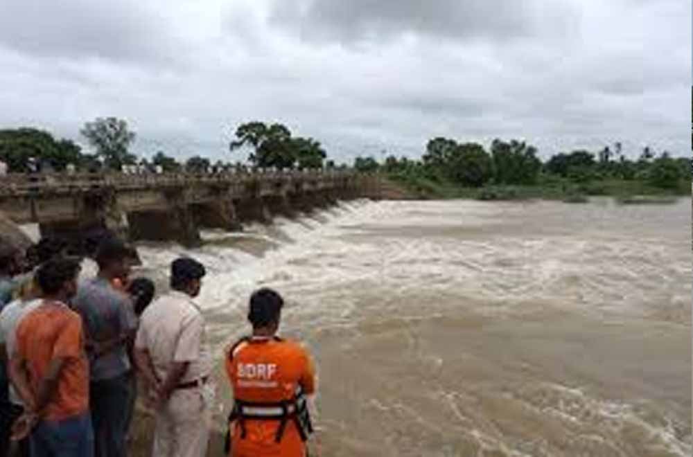 धमतरी हादसा: एनीकट में बहे मछुआरे का मिला शव, बच्चे सहित 2 लोग अब भी लापता