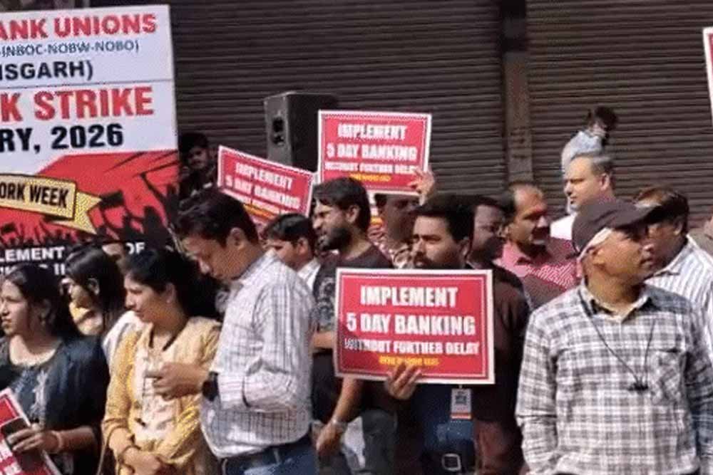 छत्तीसगढ़ में बैंक कर्मचारियों ने उठाई 5 दिवसीय बैंक सप्ताह की मांग, किया जोरदार प्रदर्शन