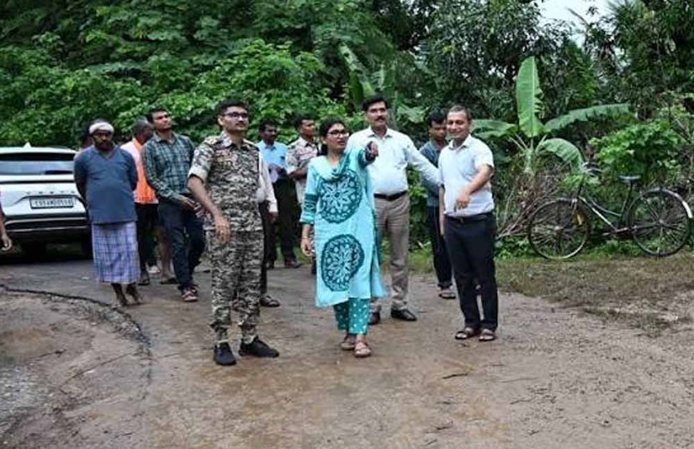 छत्तीसगढ़ में बाढ़ से टूटी पुलिया की होगी मरम्मत, कलेक्टर ने मौके पर पहुंचकर लिया जायजा
