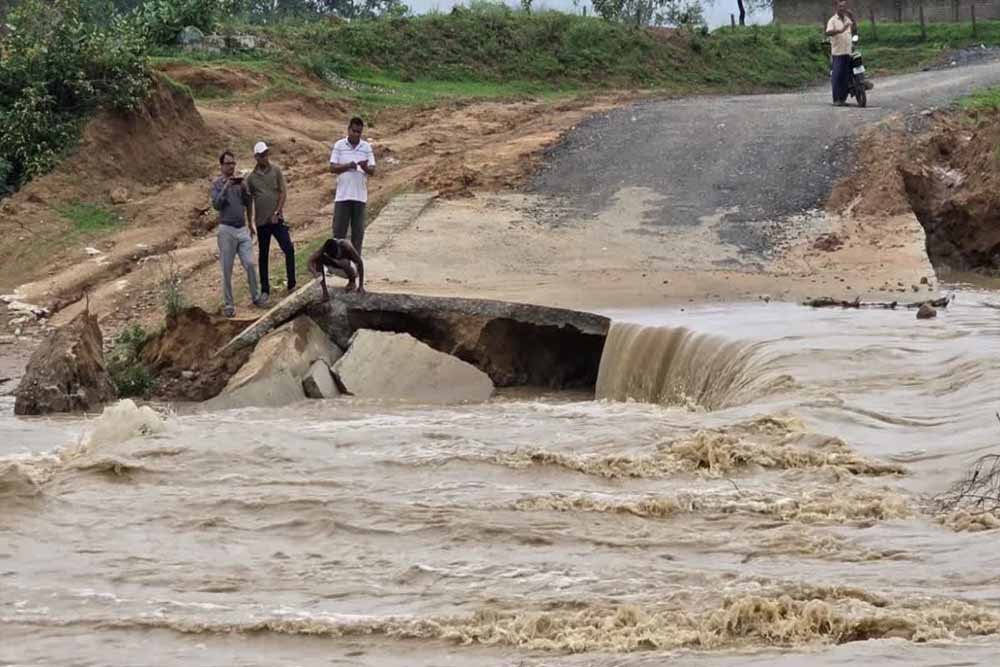 CG में भारी बारिश से बुनियादी ढांचा ध्वस्त, सड़क और पुल टूटने से ग्रामीण फंसे