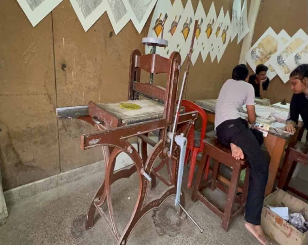 खैरागढ़ में सहेजी गई 230 साल पुरानी लिथोग्राफी, जर्मनी से आए पत्थरों पर छात्रों को मिल रही ट्रे