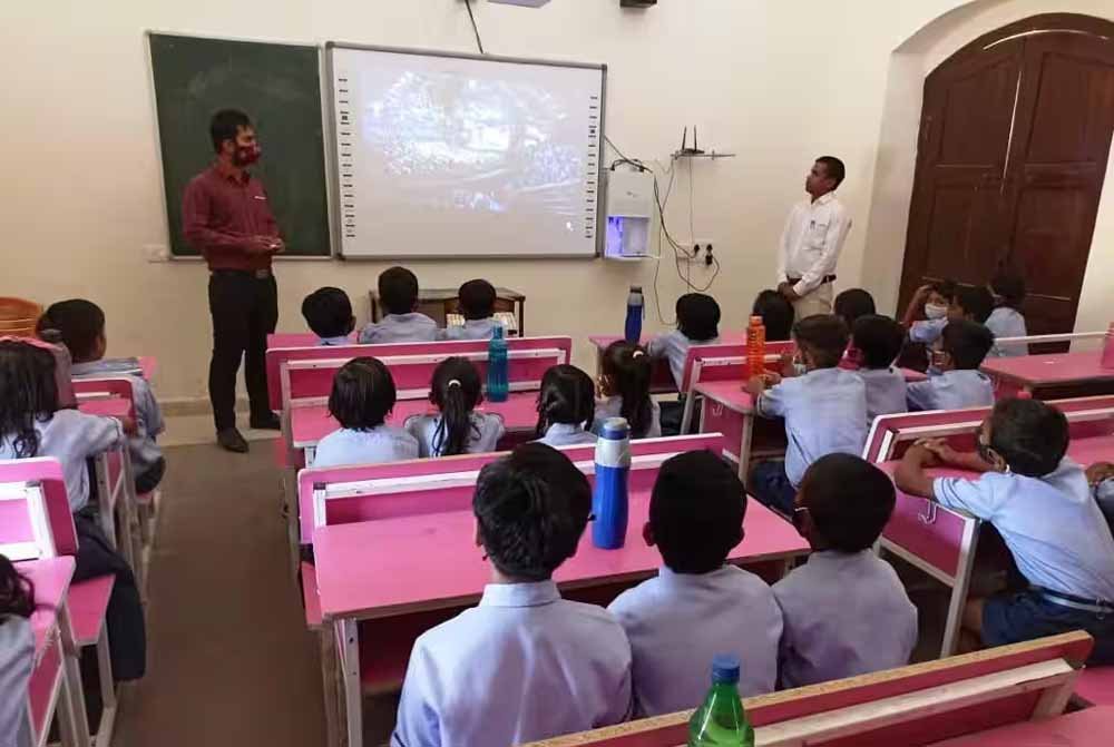 CG आत्मानंद स्कूलों में सुरक्षा-व्यवस्था होगी मजबूत, लगातार गैरहाजिर छात्रों के नाम हटेंगे
