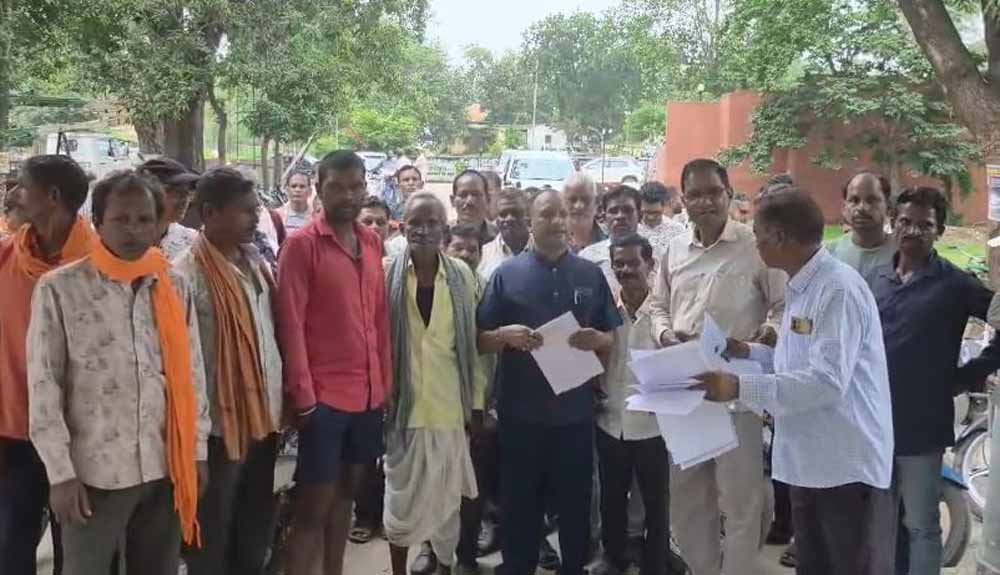 छत्तीसगढ़ में आवारा मवेशियों का मुद्दा गरमाया, ग्रामीणों ने कलेक्ट्रेट पहुंचकर की कार्रवाई की म