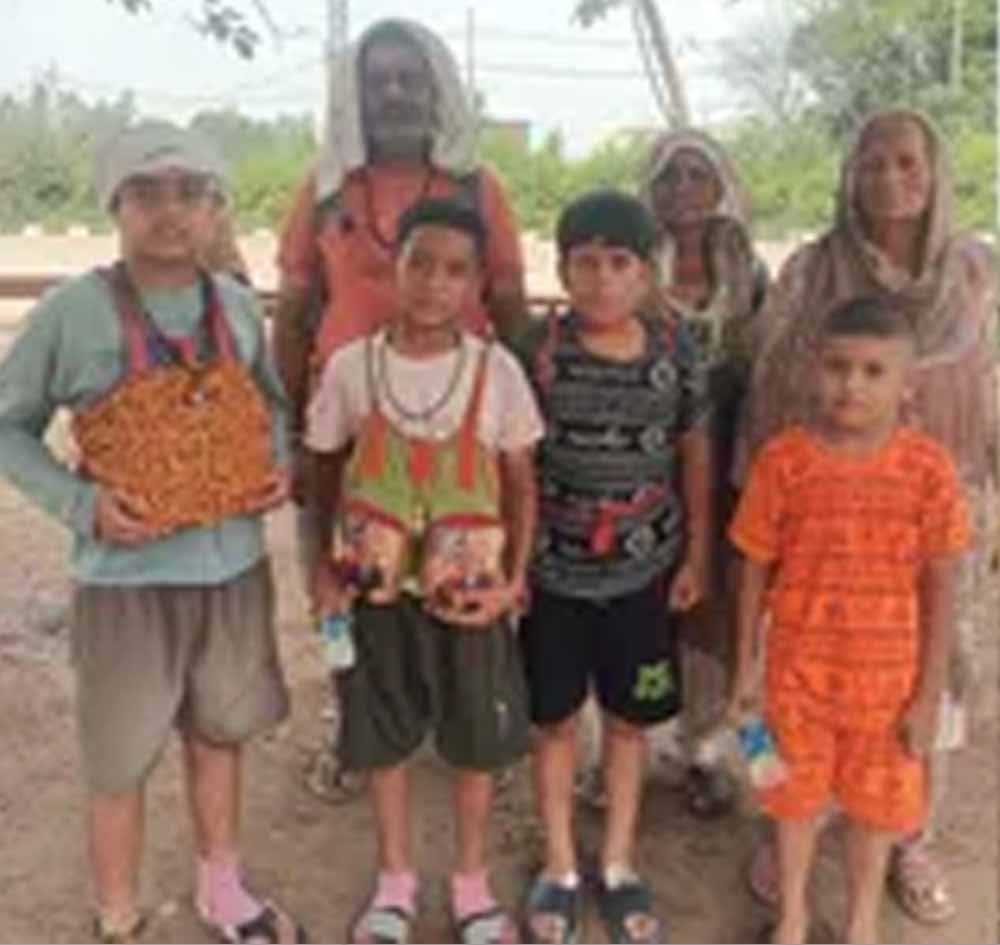 तीन पीढ़ियां, एक आस्था... झज्जर के परिवार ने उठाई ‘गोद कांवड़’, दिखी भक्ति की अनोखी तस्वीर