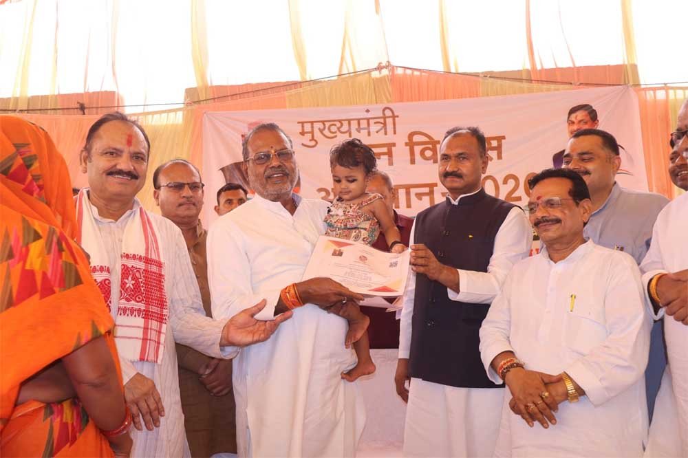 मुख्यमंत्री जन विश्वास अभियान में स्कूली छात्राओं को दी गई साइकिल