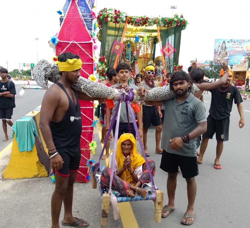 95 वर्षीय सोनदेवी को हरिद्वार में कराया गंगा स्नान