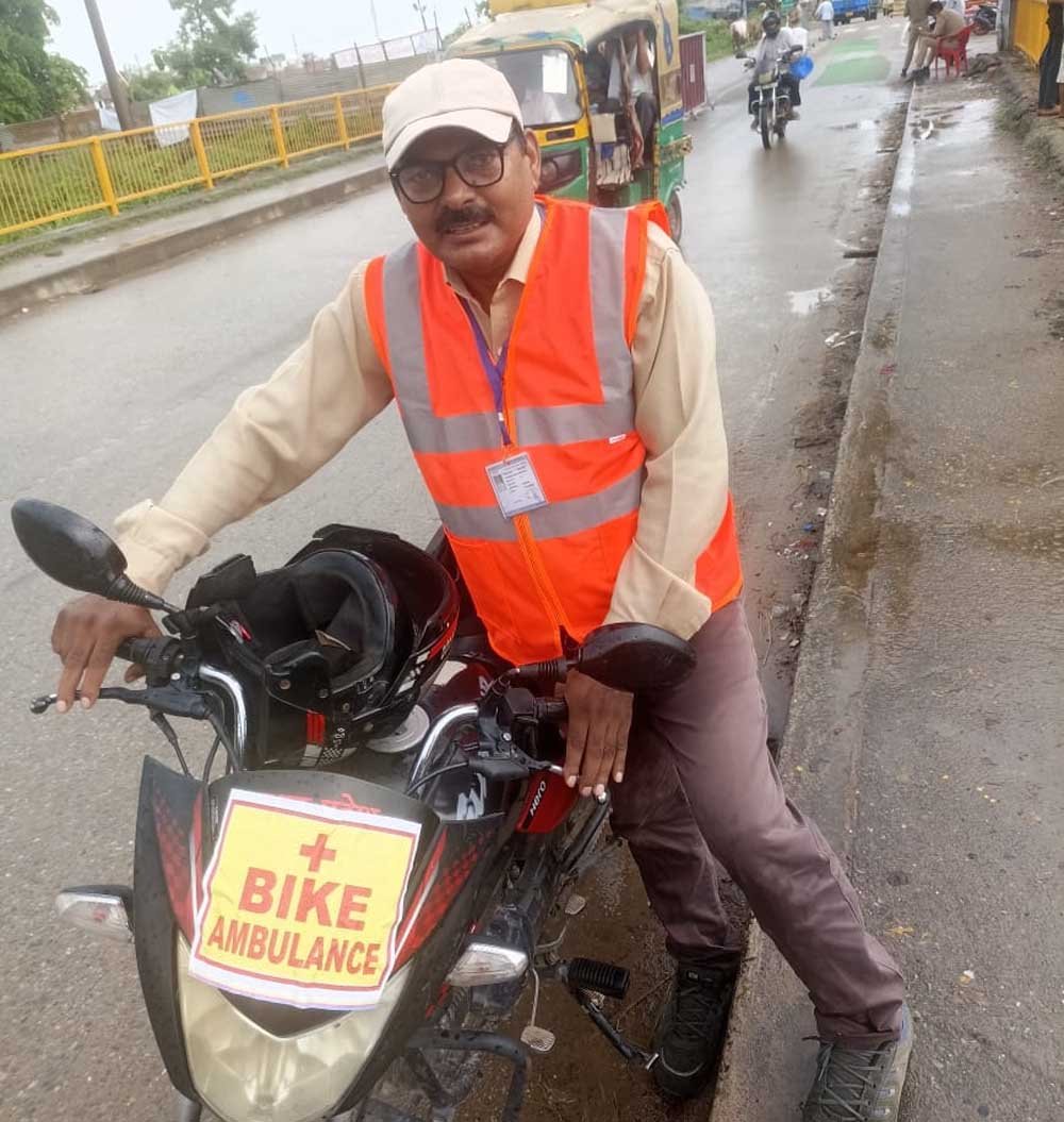 योगी सरकार और जिला प्रशासन की पहल से 6 प्रमुख रूटों पर 18 बाइक एंबुलेंस तैनात