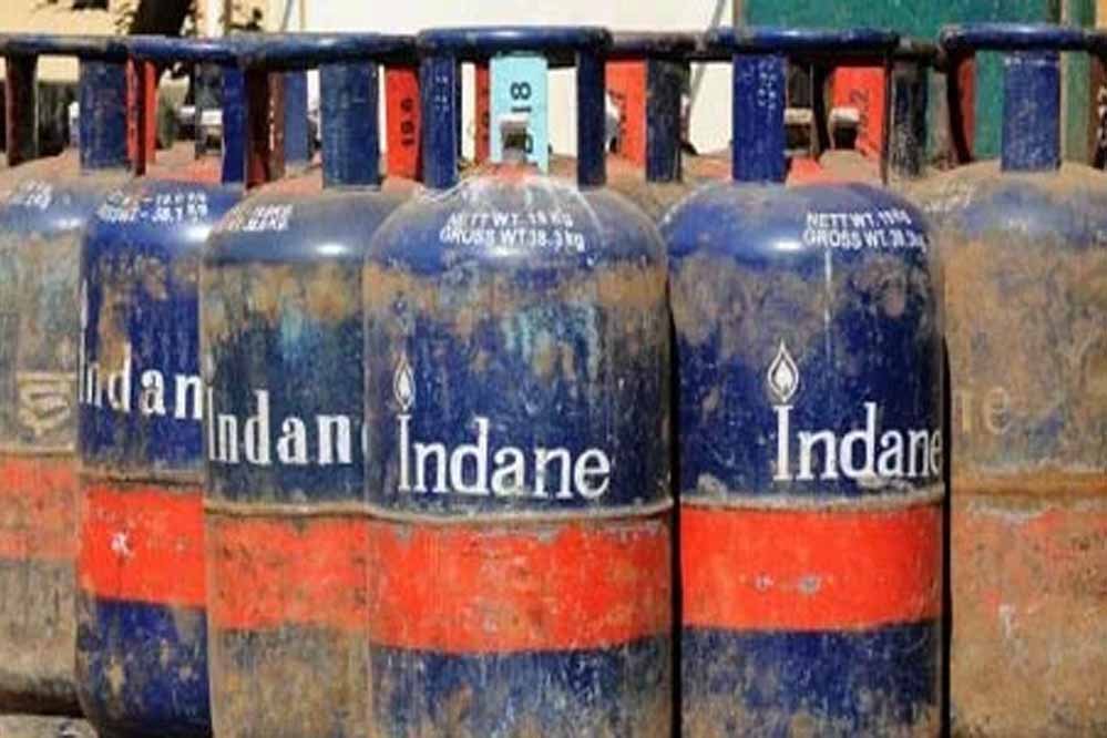 LPG Price Today: गैस सिलेंडर हुआ ₹200 सस्ता, जानें दिल्ली, मुंबई, चेन्नई और कोलकाता में नए दाम