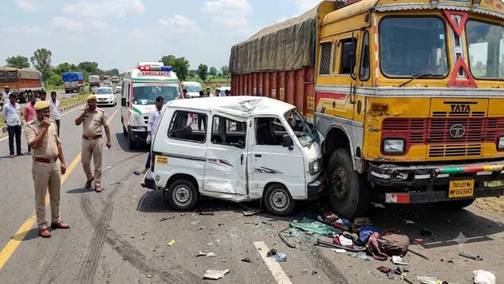 MP के धार में भीषण हादसा, ट्रॉले की टक्कर से वैन सवार गुजरात के 6 युवकों की मौत
