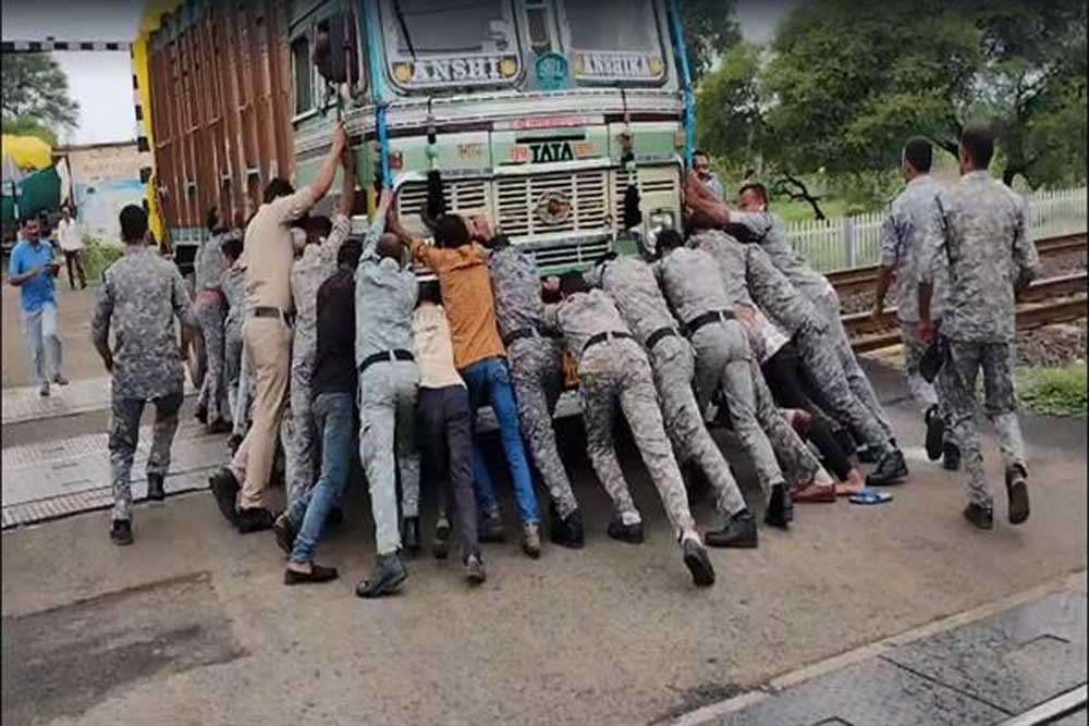 एकता, साहस और सेवा भाव का परिचय देते हुए जवानों ने माल से भरे ट्रक को रेलवे ट्रैक से सुरक्षित द