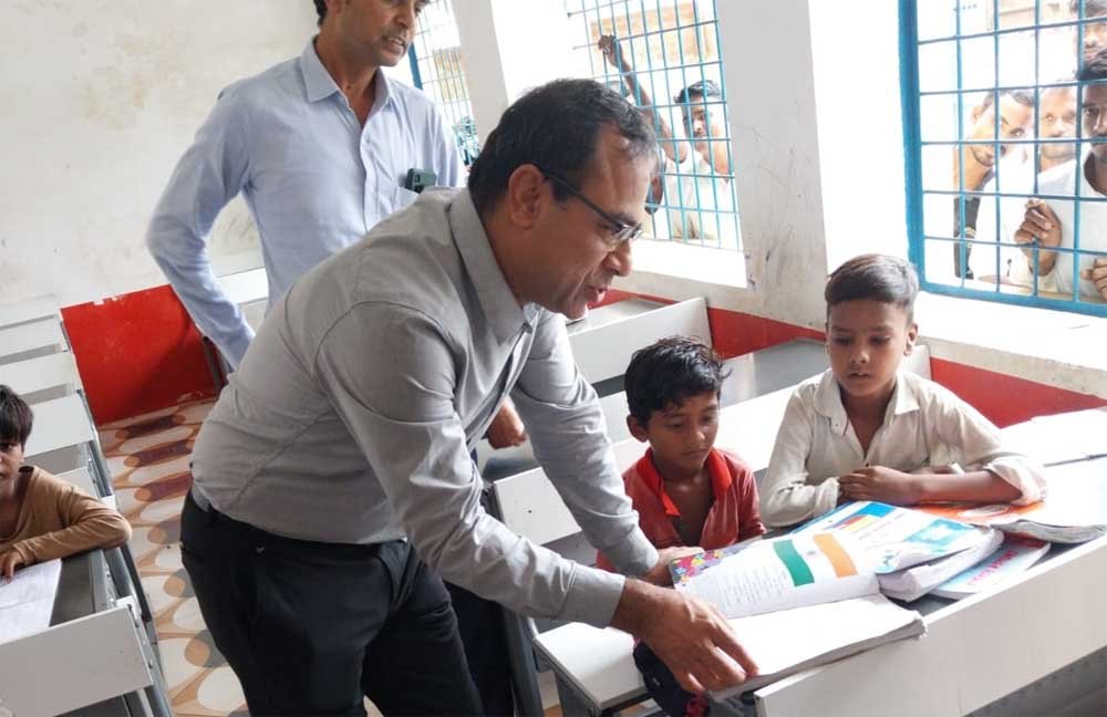 स्कूल शिक्षा विभाग के प्रमुख सचिव ने बच्चों के साथ बैठकर देखी पढ़ाई, शिक्षकों से संवाद कर शिक्ष