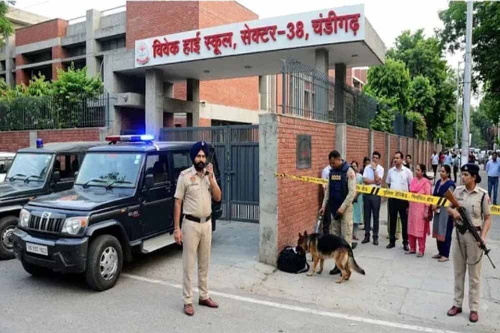 Chandigarh के चार स्कूलों में बम की धमकी से हड़कंप, पुलिस टीम ने शुरू किया सर्च ऑपरेशन