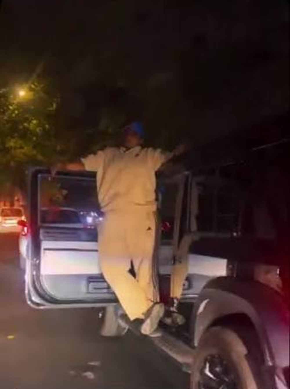 Amritsar में Thar का खतरनाक स्टंट, ड्राइविंग सीट छोड़ दरवाजे पर खड़ा होकर चलाई गाड़ी