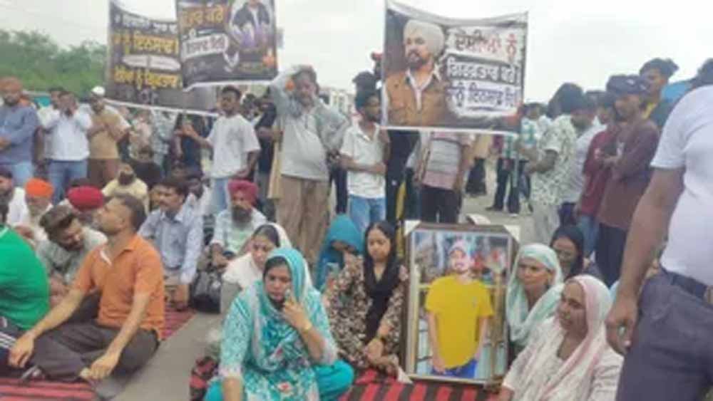 युवक की हत्या से लुधियाना में तनाव, गुस्साए परिजनों ने हाईवे जाम कर किया प्रदर्शन