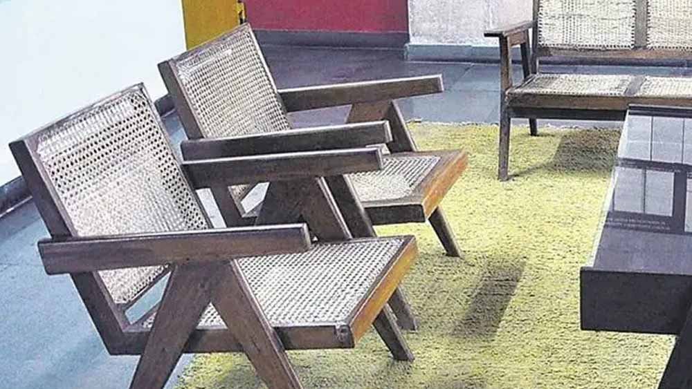 पंजाब यूनिवर्सिटी की दो कुर्सियों की शिकागो में नीलामी, विदेश पहुंच रहे हेरिटेज फर्नीचर पर सवाल
