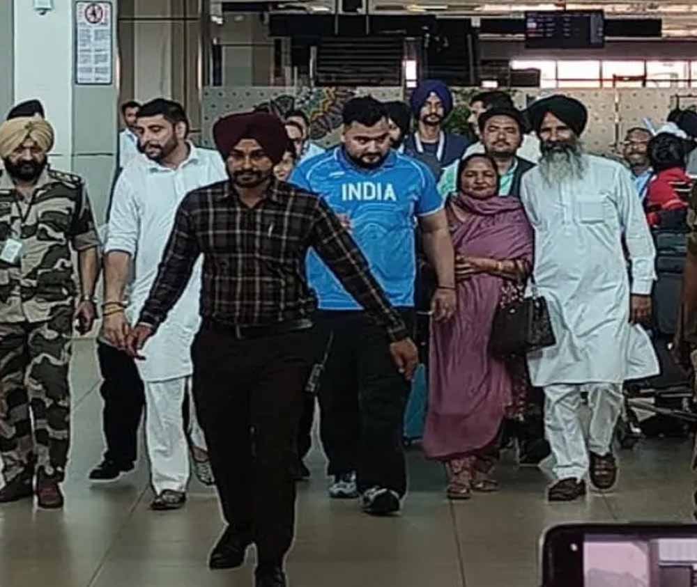 Amritsar Welcome: CWG सिल्वर मेडलिस्ट वेटलिफ्टर लवप्रीत सिंह का भव्य स्वागत