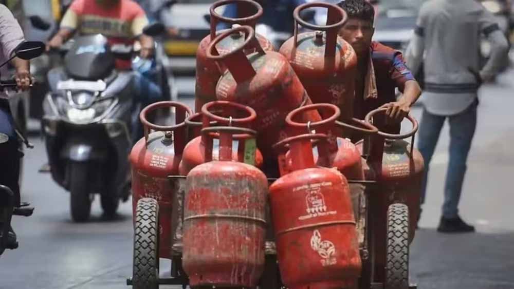 LPG Cylinder: e-KYC नहीं कराने पर दोगुने से ज्यादा बढ़ेगी कीमत, 969 का सिलेंडर होगा 1800 रुपये