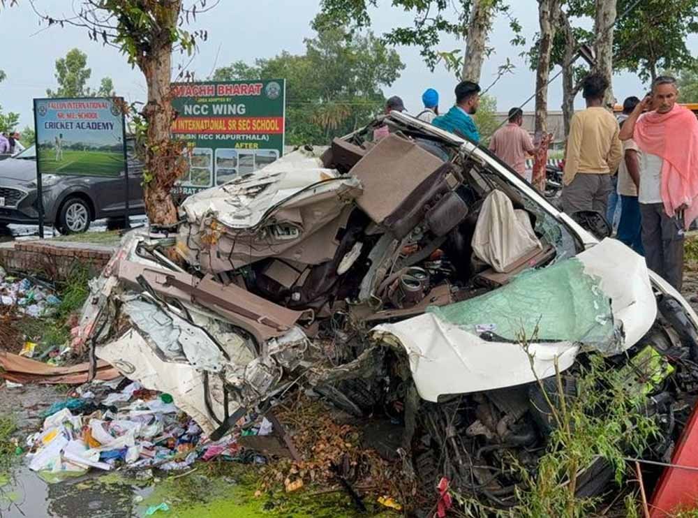 कपूरथला में तेज रफ्तार कार पेड़ से भिड़ी, दो लोगों की मौत, एक घायल